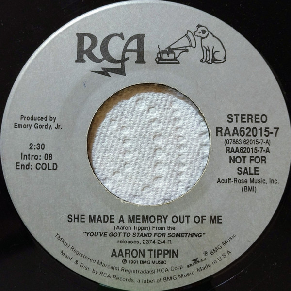 télécharger l'album Aaron Tippin - She Made A Memory Out Of Me