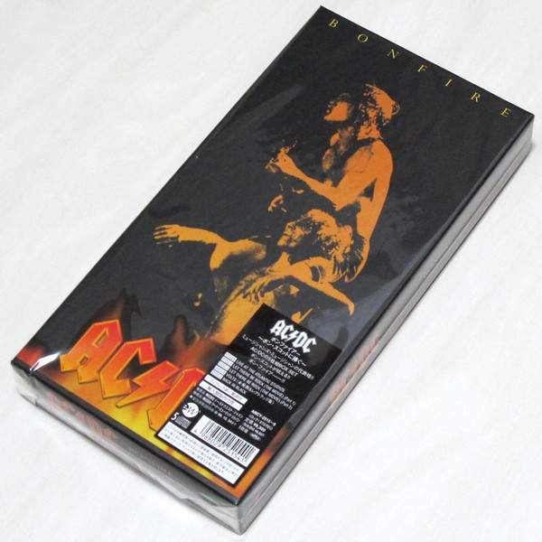 Legacy Recordings France » AC/DC - Livre/CD – Bonfire