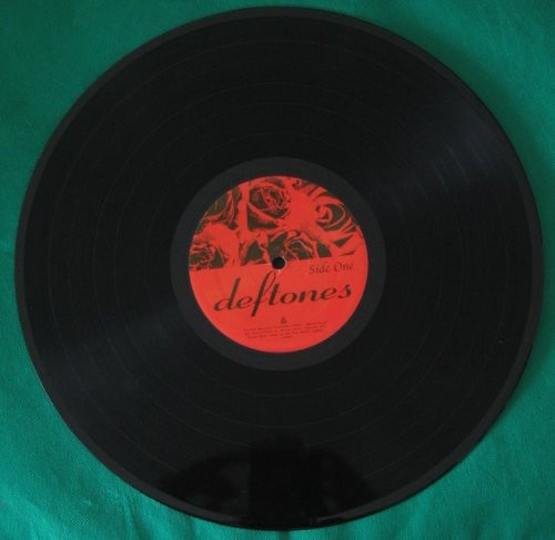 DEFTONES reeditan en LP vinilo su disco homónimo por su 20