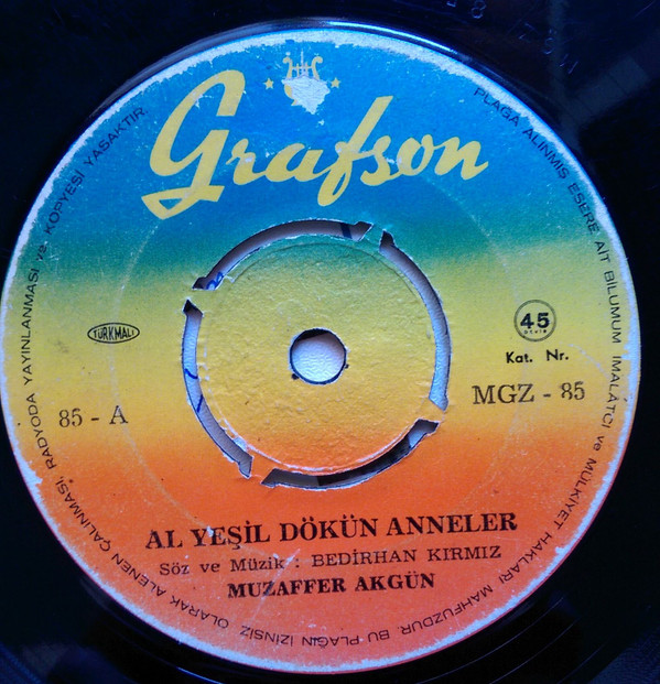 ladda ner album Muzaffer Akgün - Al Yeşil Dökün Anneler Ezo Gelin