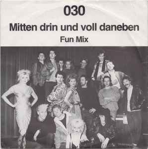 030 (2) - Mitten Drin Und Voll Daneben Album-Cover