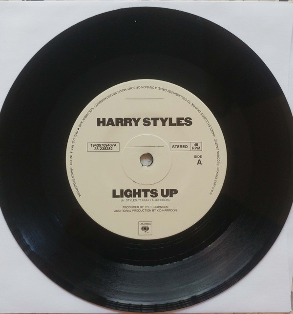 lataa albumi Harry Styles - Lights Up