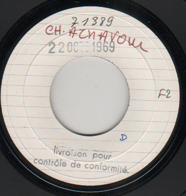 last ned album Charles Aznavour - Un Objet Non Identifié