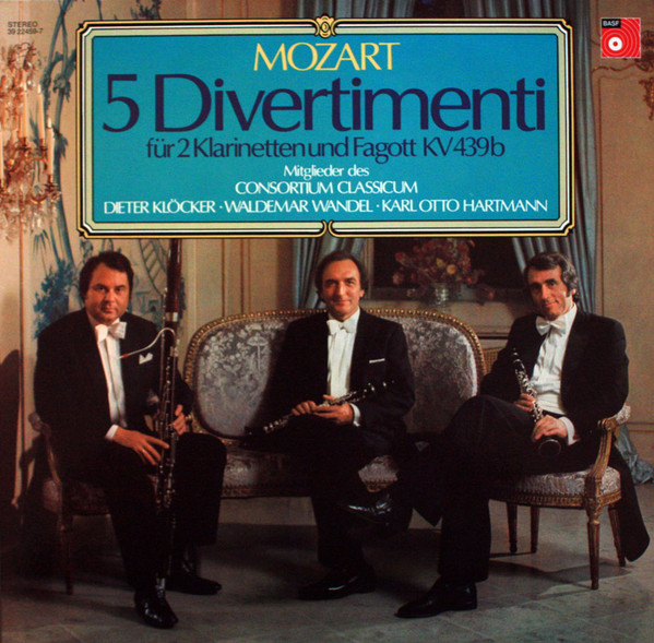Album herunterladen Mozart - 5 Divertimenti Für 2 Klarinetten Und Fagott KV 439b