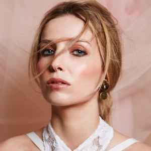 Annabelle Wallis - Wikipedia