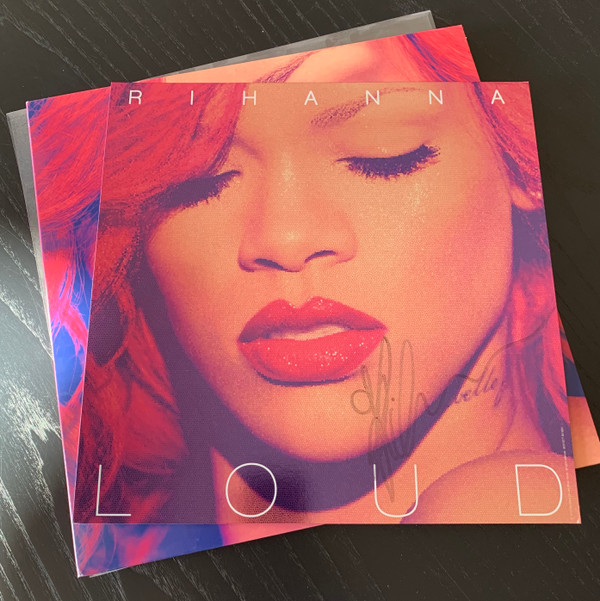 Album herunterladen Rihanna - Loud Ultra Couture Experience Deluxe Edition with Signed Litho