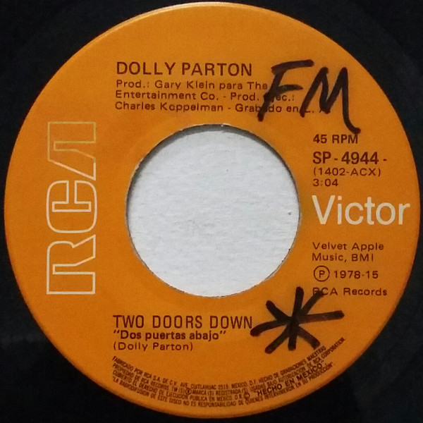 last ned album Dolly Parton - Two Doors Down Dos Puertas Abajo