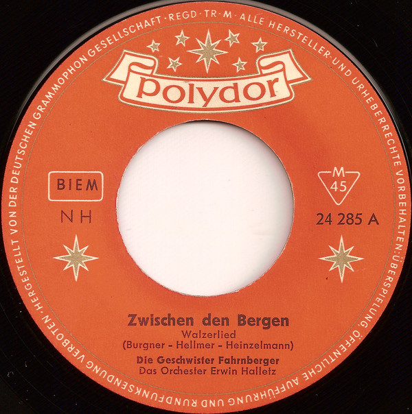 baixar álbum Die Geschwister Fahrnberger - Zwischen Den Bergen Hörst Auch Du Die Glocken