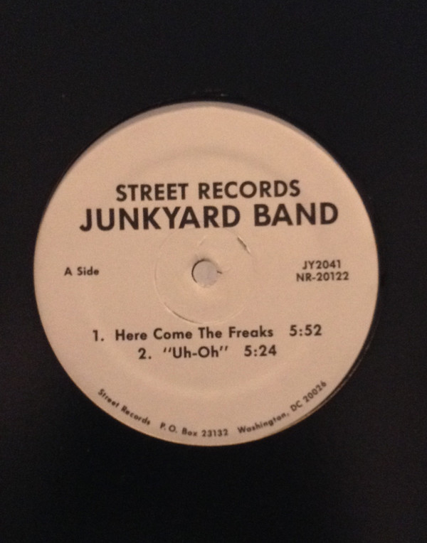 télécharger l'album The Junkyard Band - Here Come The Freaks Uh Oh