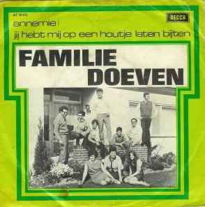 Familie Doeven - Annemie / Jij Hebt Mij Op Een Houtje Laten Bijten album cover