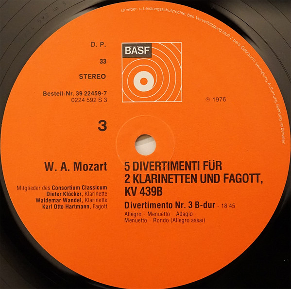 ladda ner album Mozart - 5 Divertimenti Für 2 Klarinetten Und Fagott KV 439b