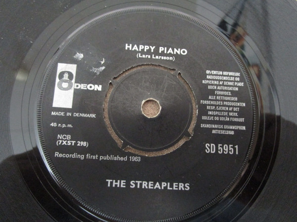 Album herunterladen The Streaplers - Diggity Doggety Happy Piano